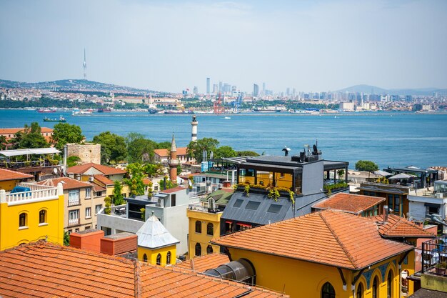 Widok na dachy starego miasta i morze o wschodzie słońca w Stambule w Turcji