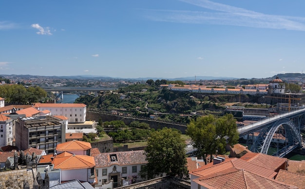Widok na dachy w dół do rzeki Duero ze szczytu wieży katedry w Porto