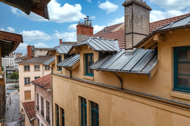 Zdjęcie widok na dachy w starej dzielnicy saint jean w lyonie we francji