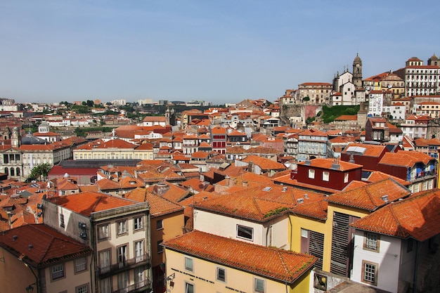 Widok na dachy zabytkowych domów w mieście Porto Portugalia