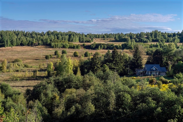 Widok na dolinę IzborskoMalskaya i wieś Izborsk w słoneczny letni dzień Pechersk District Pskov region Rosja