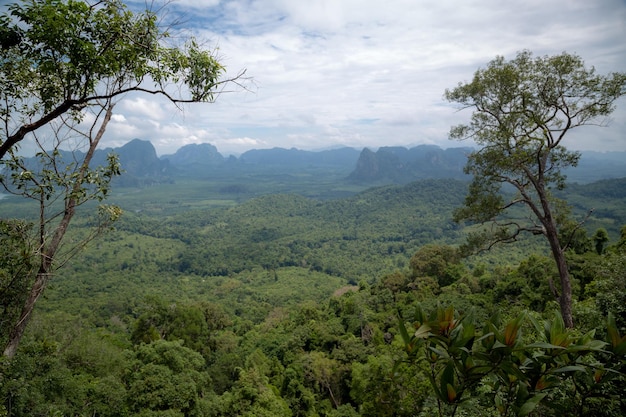 Widok na dolinę oraz wyspy i góry Morza Andamańskiego z punktu widokowego Krabi Tajlandia