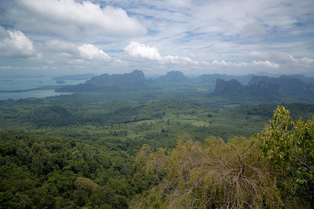 Widok na dolinę oraz wyspy i góry Morza Andamańskiego z punktu widokowego Krabi Tajlandia
