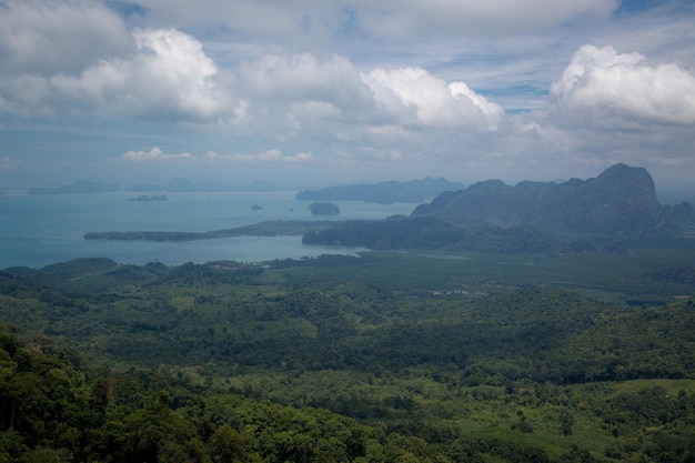 Widok na dolinę oraz wyspy i góry Morza Andamańskiego z punktu widokowego Krabi Tajlandia