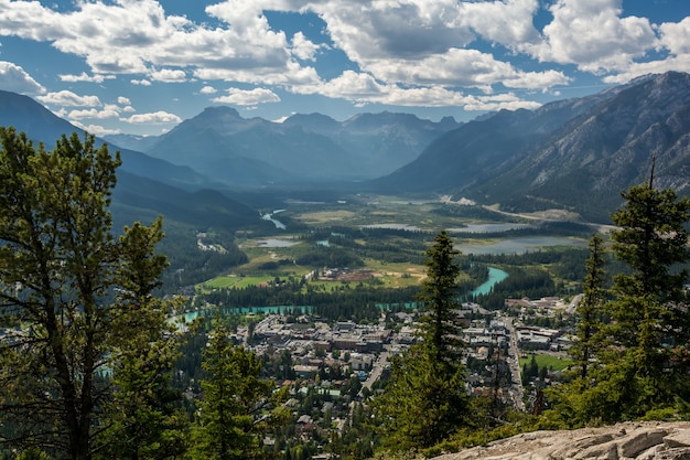 Widok na dolinę rzeki Bow w centrum miasta Banff Punkt obserwacyjny