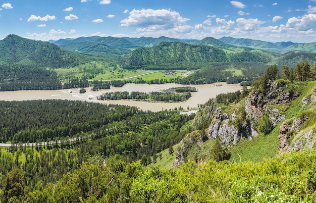 Zdjęcie widok na dolinę rzeki katun w górach ałtaj w letni dzień