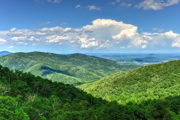 Widok na dolinę Shenandoah i góry Blue Ridge z Parku Narodowego Shenandoah w Wirginii