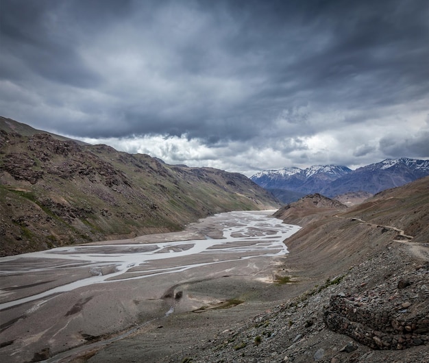 Widok na dolinę Spiti i rzekę Spiti w Himalajach Dolina Spiti Himachal Pradesh w Indiach