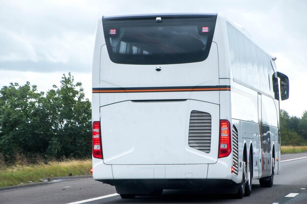 Widok na drogę na chmurnym niebie