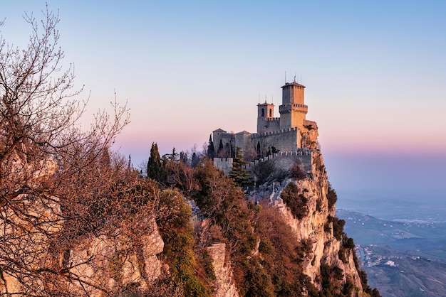 Widok na drugą wieżę zamku San Marino na górze Titano na szczycie wzgórza A