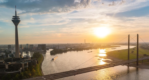 widok na Dusseldorf o zachodzie słońca z wieżą renu (rheinturm) i ren w niemczech. idealny do układów stron internetowych i czasopism