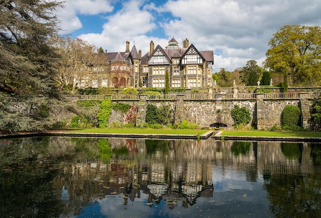 Widok na dwór w Bodnant Gardens w północnej Walii