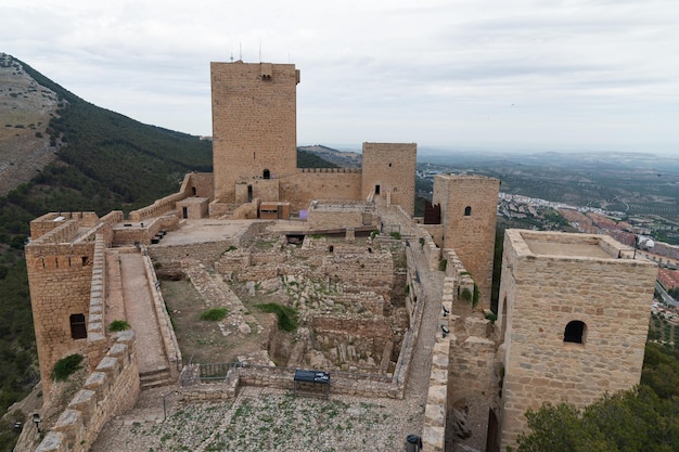 Widok na dziedziniec i zamek zamku Sta Catalina w Jaen Andaluzja w Hiszpanii