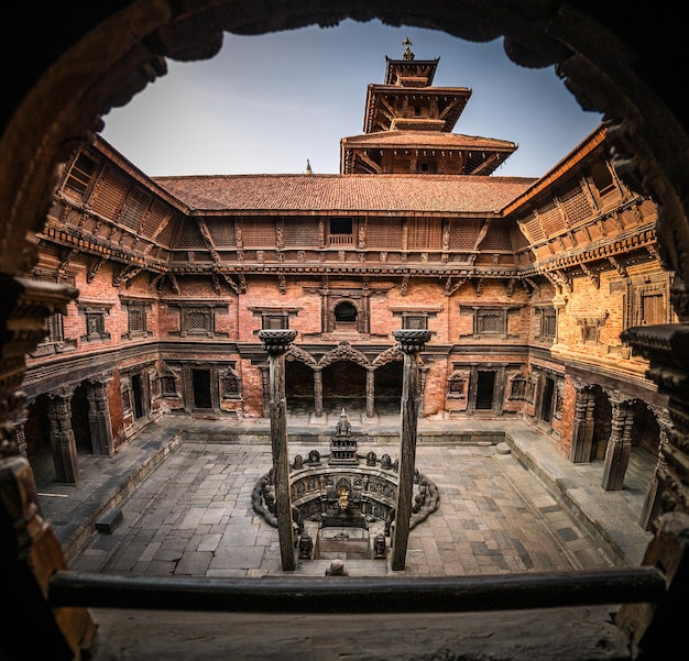 Widok na dziedziniec z balkonu pałacu bhaktapur.