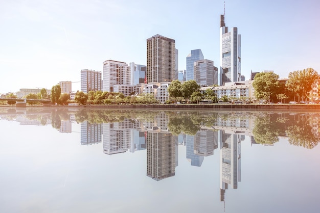 Widok na dzielnicę finansową z rzeką Men we Frankfurcie, Niemcy