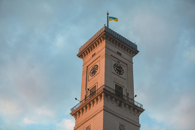 Widok na dzwonnicę atrakcją turystyczną starej architektury