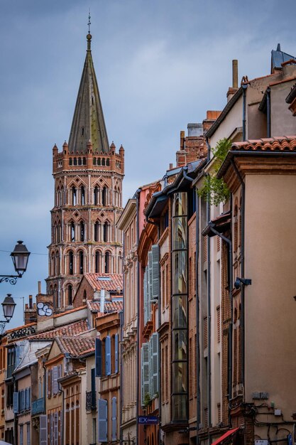 Widok na dzwonnicę Bazyliki Świętego Sernina z ulicy na Starym Mieście w Tuluzie na południu Francji