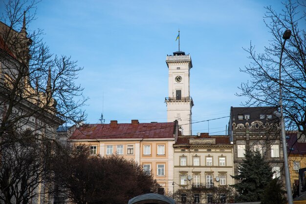 Zdjęcie widok na dzwonnicę na ukrainie miasta lwów