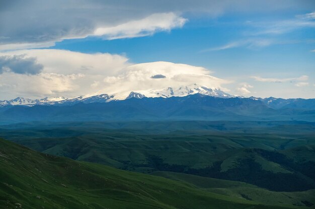 Widok na Elbrus i płaskowyż Bermamyt w Karaczajo-Czerkieskiej Republice Rosji