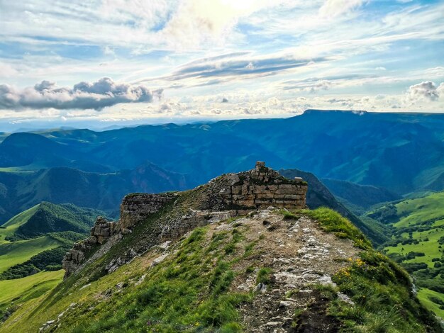 Widok na Elbrus i płaskowyż Bermamyt w Karaczajo-Czerkieskiej Republice Rosji