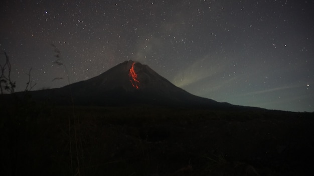 widok na erupcję wulkanu w nocy