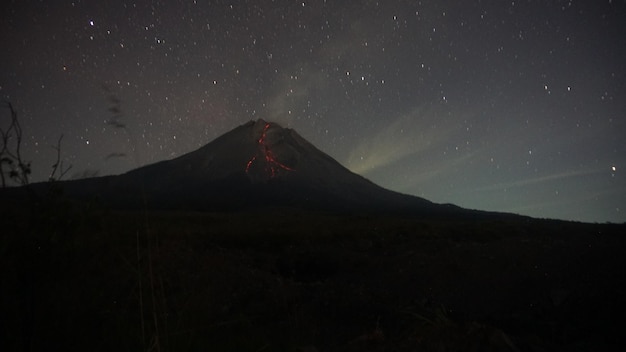 Zdjęcie widok na erupcję wulkanu w nocy