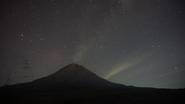 widok na erupcję wulkanu w nocy