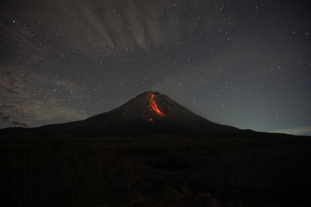 widok na erupcję wulkanu w nocy