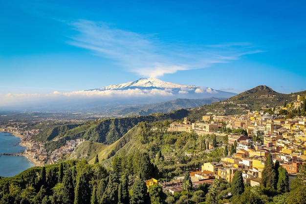 Widok na Etnę z Taormina teatro greco w słoneczny dzień, Sycylia, Włochy