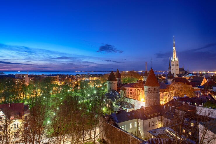 Zdjęcie widok na europejskie miasto tallin po zachodzie słońca o zmierzchu, podróż na zewnątrz w tle