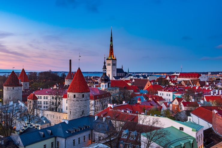 Zdjęcie widok na europejskie miasto tallin po zachodzie słońca, podróż na zewnątrz w tle