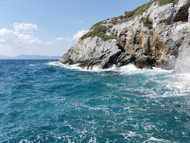 Widok na fale Morza Egejskiego i fantastyczne klify Turcja Kusadasi