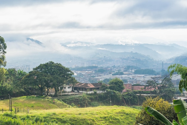 widok na farmę poza miastem Pereira Colombia, piękny wschód słońca w wiejskim domu