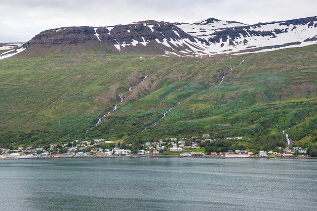 Zdjęcie widok na fiord miasta eskifjordur w islandii