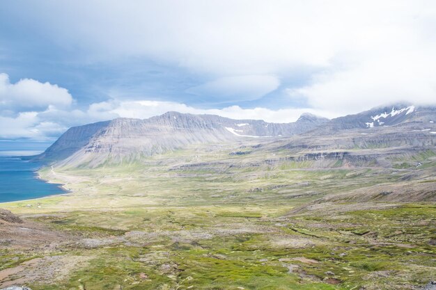 Widok na fiord Veidileysufjordur w strandir na Islandii