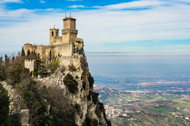 Widok na fortecę Guaita na górze Titano San Marino