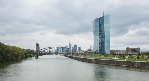 Widok na Frankfurt Skyline z siedzibą Europejskiego Banku Centralnego lub EBC w pochmurny dzień