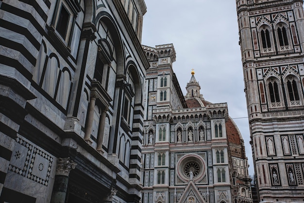 Widok Na Frontową Fasadę Katedry We Florencji Sfotografowany W Pochmurny Dzień Przy świetle Podkreślającym Kolory