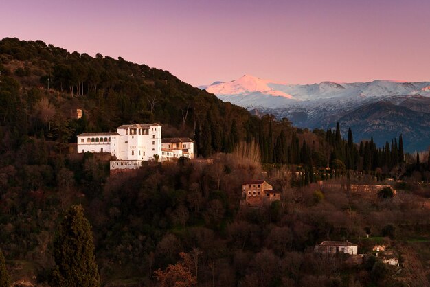 widok na Generalife i Sierra Nevada o zachodzie słońca