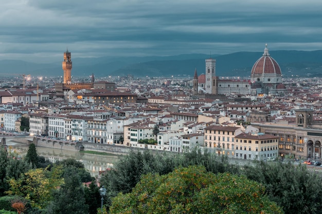 Widok na główną katedrę we Florencji Santa Maria del Fiore widok na stolicę Toskanii z wysokości