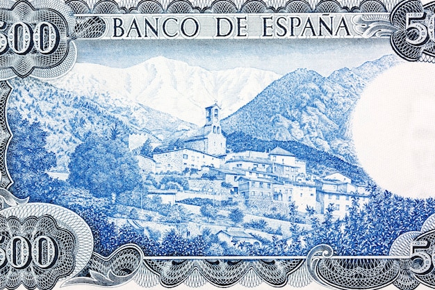 Widok na górę Canigou z wioską Vignolas dOris z hiszpańskich pieniędzy