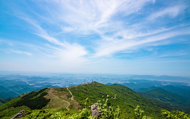 Zdjęcie widok na górę mudeungsan w gwangju w korei południowej