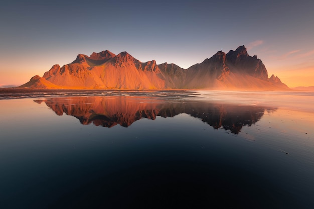 Widok na górę Vestrahorn z plaży Stokksnes, Islandia.