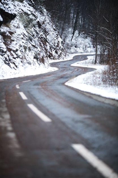 Zdjęcie widok na górską drogę w zimie