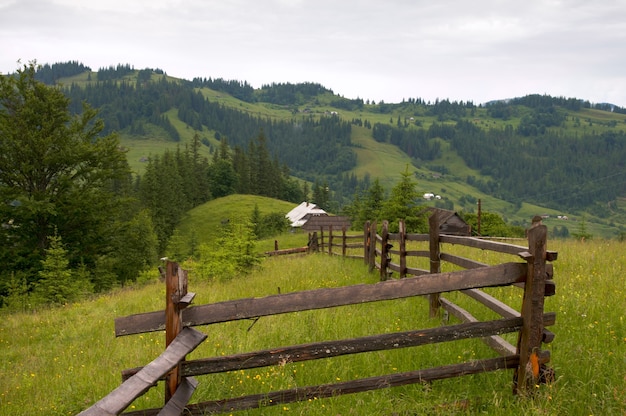 Zdjęcie widok na górską osadę na zboczu góry