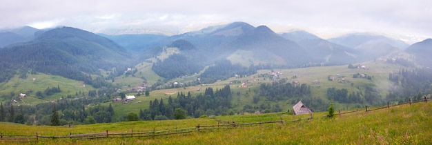 Widok na górską wioskę latem rano.