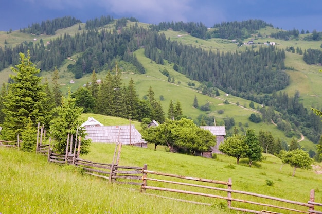 Widok na górską wioskę na zboczu góry