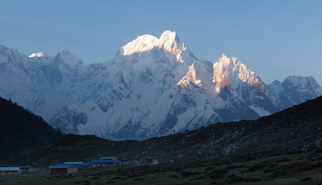 Zdjęcie widok na górskie zbocza i szczyty ze śniegiem w himalajach w regionie manaslu o wschodzie słońca