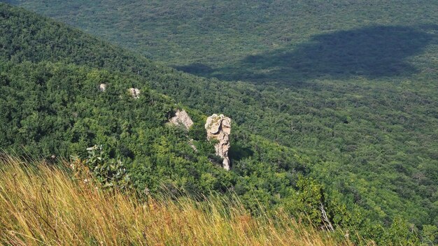 Widok na górskie zbocza, skały i krajobraz z góry Beshtau. Piatigorsk, Rosja.