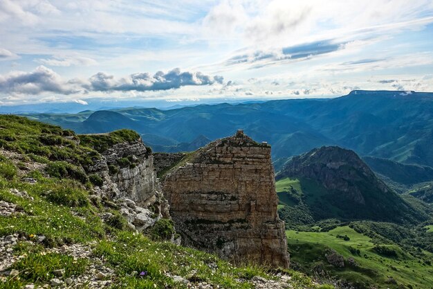 Widok na góry i płaskowyż Bermamyt w Karaczajo-Czerkieskiej Republice Rosji